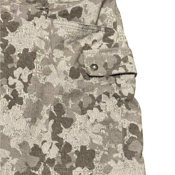 Eddie Bauer Gray Camo Cargo Shorts Durable Cotton Blend Size 14 Lightweight - Picture 3 of 6